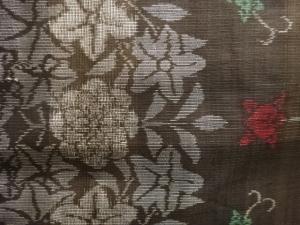 アンティーク　橘唐草に花模様織り出し本場泥大島紬着物(割り込み絣)